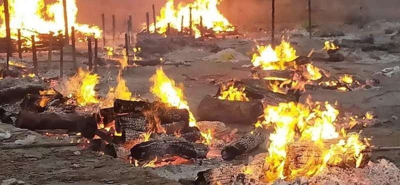 भोपाल में 40 चिताओं की तस्वीर लेने वाले की जुबानी : बच्ची ने कहा-अंकल मेरी मम्मी जा रही हैं, प्लीज उनका एक फोटो खींच लो