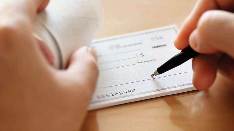 Cheque देते समय न करें ये गलतियां, वरना हो सकता है भारी नुकसान Cheque देते समय न करें ये गलतियां, वरना हो सकता है भारी नुकसान