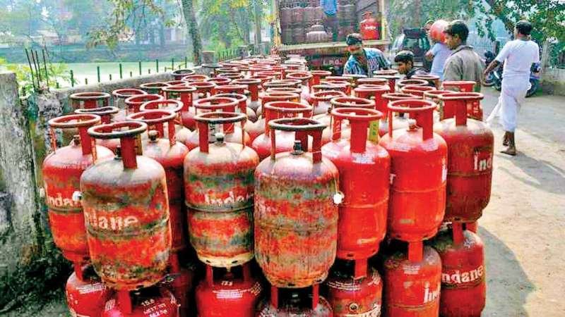 LPG Gas Offer: गैस सिलेंडर की बुकिंग पर मिल रहा है हजारों रुपये का फायदा, जानिए