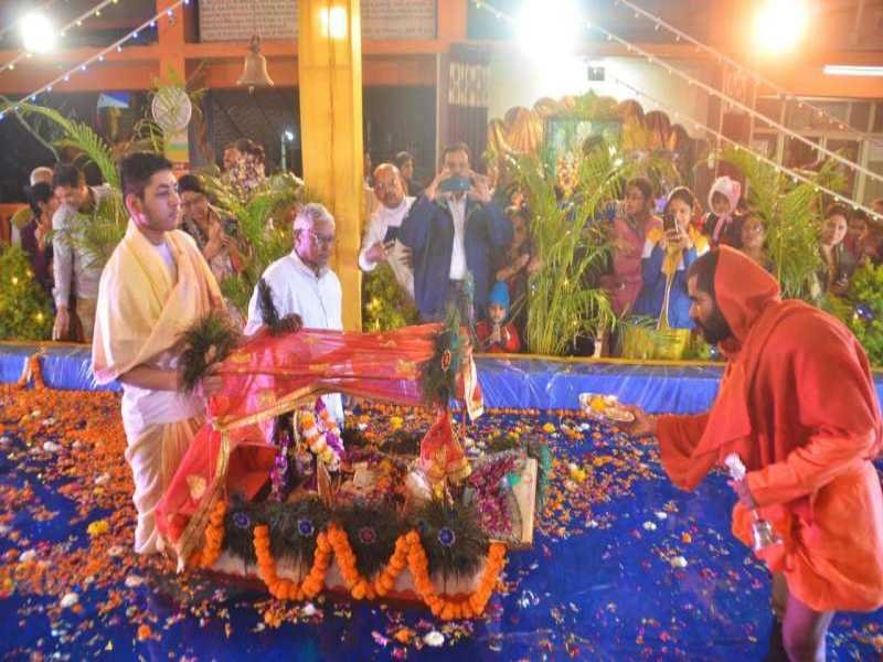 विद्याधाम में नौका विहार पर निकली मां पराम्बा : आज भगवती निकलेंगी भक्तों को दर्शन देने