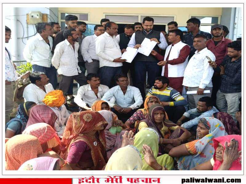 रतलाम श्मशान की भूमि से अतिक्रमण हटाने की मांग को लेकर पीपलोदी ग्रामवासी एसडीएम कार्यालय पहूंचे‌