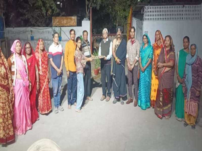 सर्व पितरों की शांति हेतु : भंडारे में खीर प्रसादी पाने के लिये उमड़ी भीड़