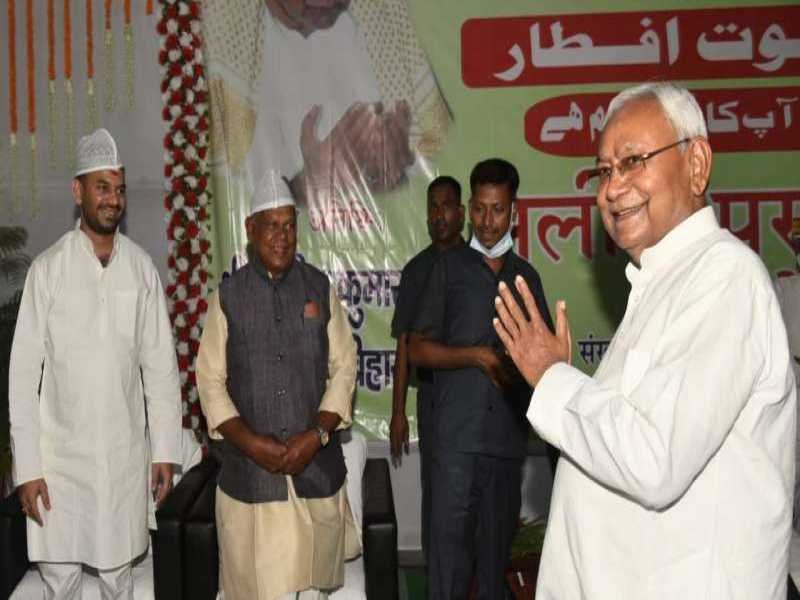 नीतीश कुमार की जेडीयू के इफ़्तार में शामिल हुए तेजस्वी यादव और तेज प्रताप यादव : बीजेपी में मचा हड़कंप