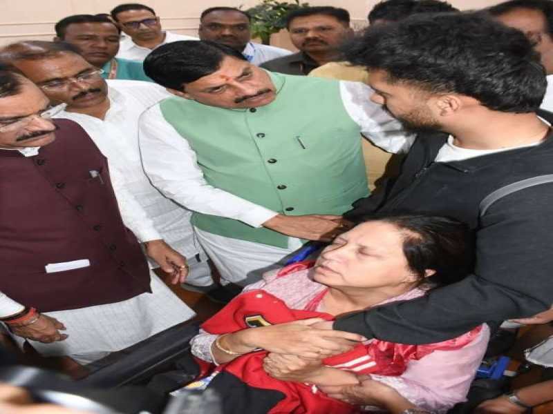 मुख्यमंत्री डॉ. मोहन यादव ने स्व. नथानियल के पार्थिव देह पर पुष्पांजलि अर्पित की