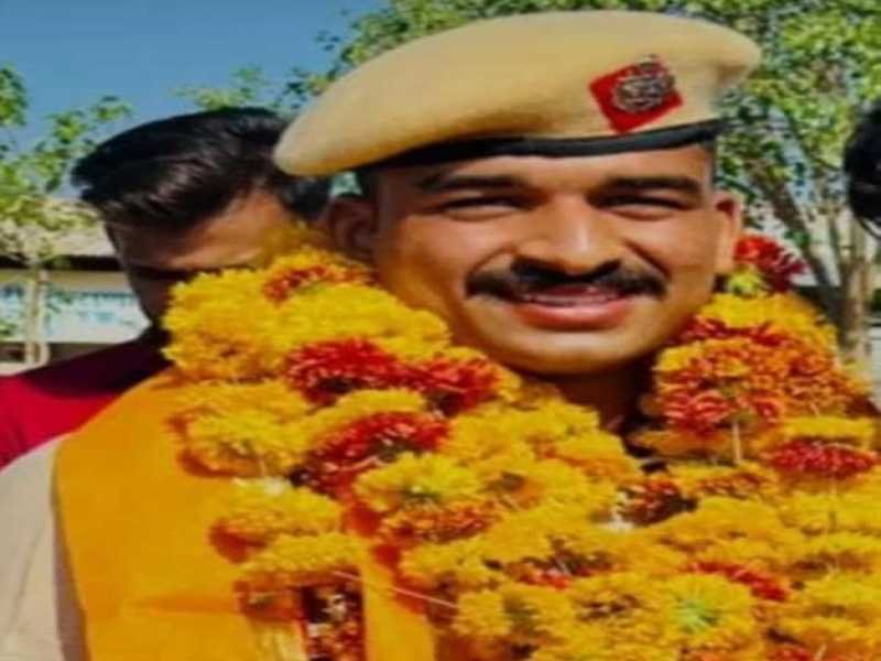 Amet News : सिसोदिया के केंद्रीय दिल्ली पुलिस मे ट्रेनिंग पूरी कर पहली बार गांव आने पर ग्रामीणों ने किया भव्य स्वागत