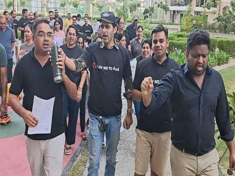 बिल्डर के खिलाफ खोला मोर्चा : ग्रेटर नोएडा वेस्ट की सोसायटी में 600 परिवारों का बुरा हाल