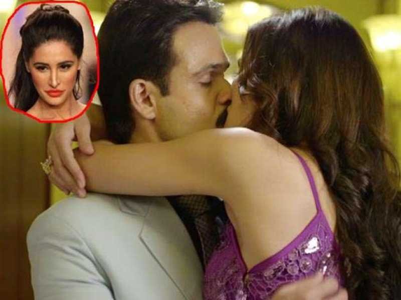 Bollywood : जब इमरान हाशमी पर टूट पड़ी ये हीरोइन, इमरान के छूट गए थे पसीने, डायरेक्टर ने कट बोलने पर भी काटती रही होंठ