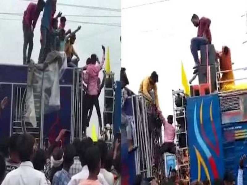 नाचते वक़्त हाईटेंशन से टकराया युवक का हाथ, एक की मौत तीन जख्मी