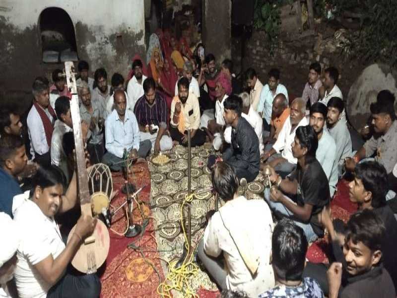 Amet News : चामुंडा माताजी के पौराणिक मंदिर पर रातभर चली भजन संध्या