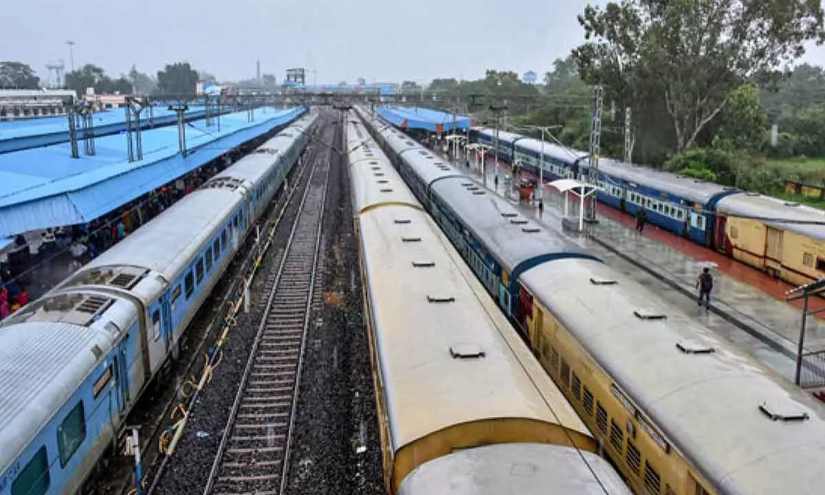 ट्रैन की मिटटी बहने से रतलाम मंडल से गुजरने वाली 24 ट्रेन डायवर्ट : 4 शॉर्ट टर्मिनेट, 7 निरस्त, देखे लिस्ट