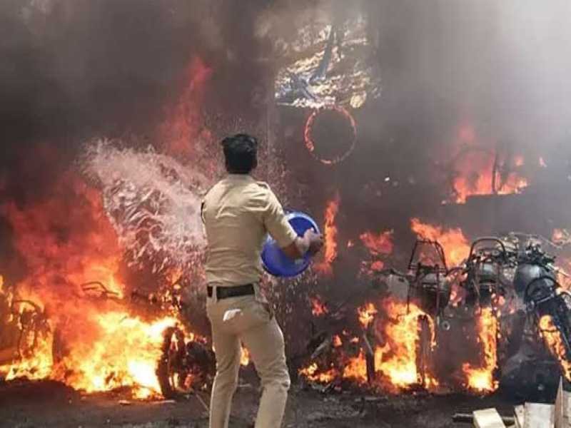 दो पटाखा फैक्ट्रियों में विस्फोट : 18 लोगों की मौत. बचाव अभियान जारी