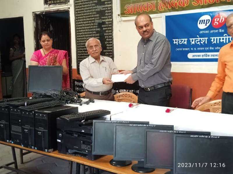 श्री पालीवाल बाल विनय मंदिर को पांच कंप्यूटर का सहयोग प्राप्त हुआ