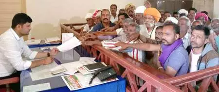 बीकावास के हाकियावास गांव से खारी बावड़ी तक सार्वजनिक सड़क कार्य को लेकर उपखंड अधिकारी को ज्ञापन सौंपा