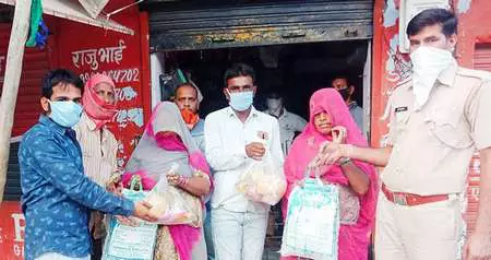 कोरोना के कोहराम से निपटने के लिए सरपंचो ने भामाशाह के सहयोग से असहाय लोगों में भोजन किट वितरण