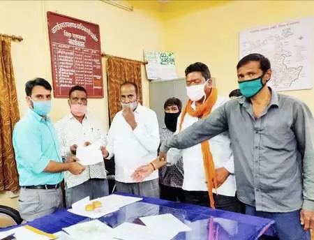 राष्ट्रीय नाई महासभा ने आर्थिक पैकेज की मांग को लेकर एसडीएम को सौंपा ज्ञापन