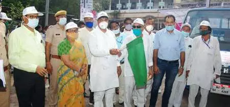प्रभारी मंत्री टीकाराम जूली ने जागरूकता रथ को हरी झण्डी दिखाकर किया रवाना