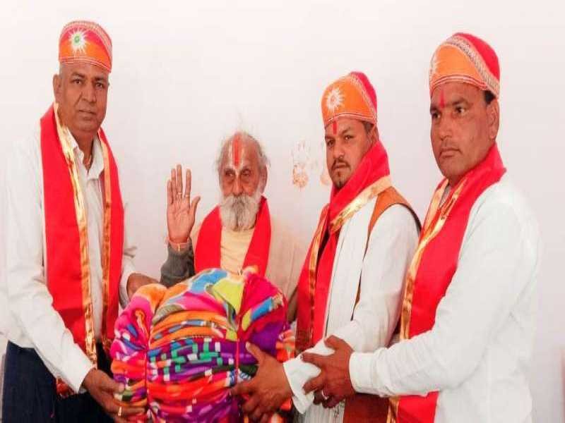 आमेट हलचल : ललित सेवा संस्थान ने संतो के हाथों निर्धनों को कंबल वितरण कराएं