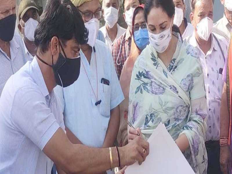 आमेट अपडेट : सांसद दीयाकुमारी ने किया आमेट सामुदायिक स्वास्थ्य केन्द्र का निरीक्षण-कोरोना वारियर्स के रूप मे नसिंग स्टाफ का किया सम्मान