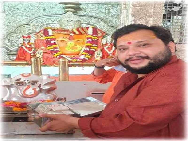 प्रसिद्ध गणेश मंदिर खजराना पर दानदाताओं द्वारा 32 किलो चांदी भेंट