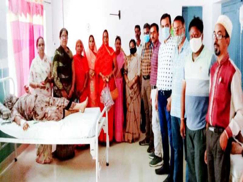 आमेट अपडेट : पंड़ित दीनदयाल उपाध्याय की जयंती पर सामुदायिक स्वास्थ्य केन्द्र पर फल वितरण