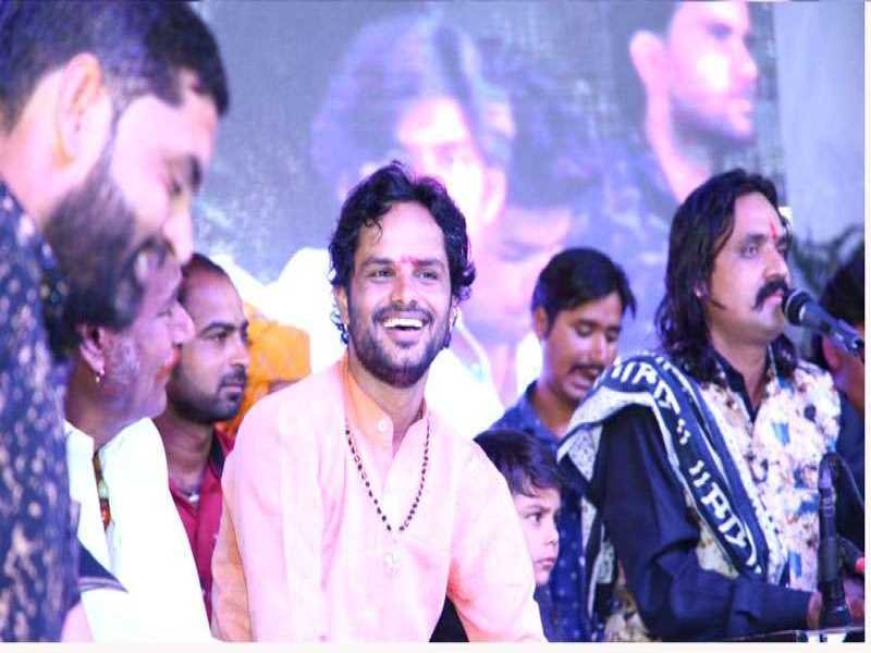 सुप्रसिद्व भजन गायक लेहरूदास वैष्णव ने भजनों की स्वर लहरियां बिखेरी...श्री ललित पुरोहित ने किया अतिथियों का सत्कार