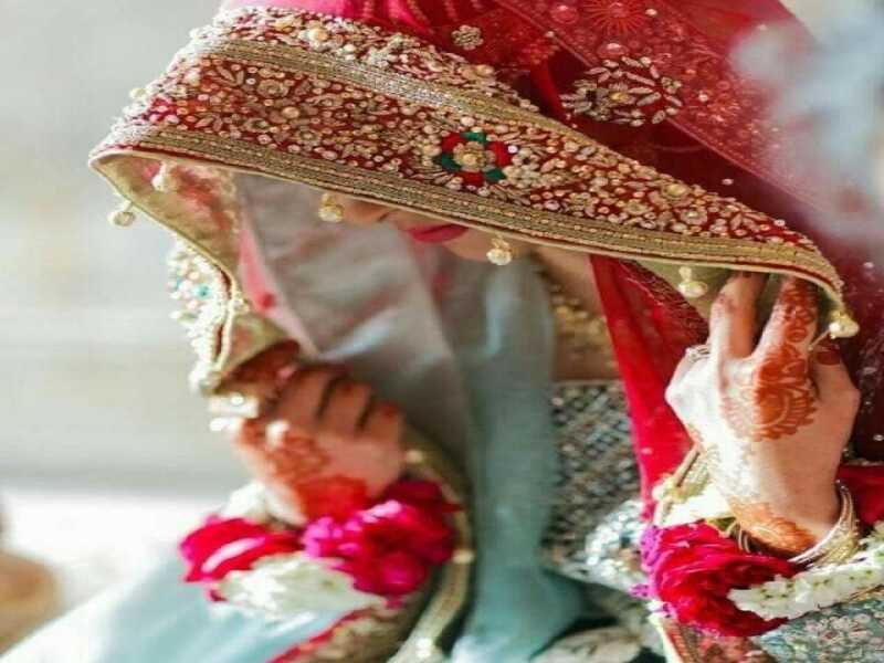 अजीबो गरीब मामला : विदाई करके दूल्हे के साथ निकली दुल्हन रस्ते में कार रुकवा कर प्रेमी के साथ हुई फरार, देखता रह गया दूल्हा
