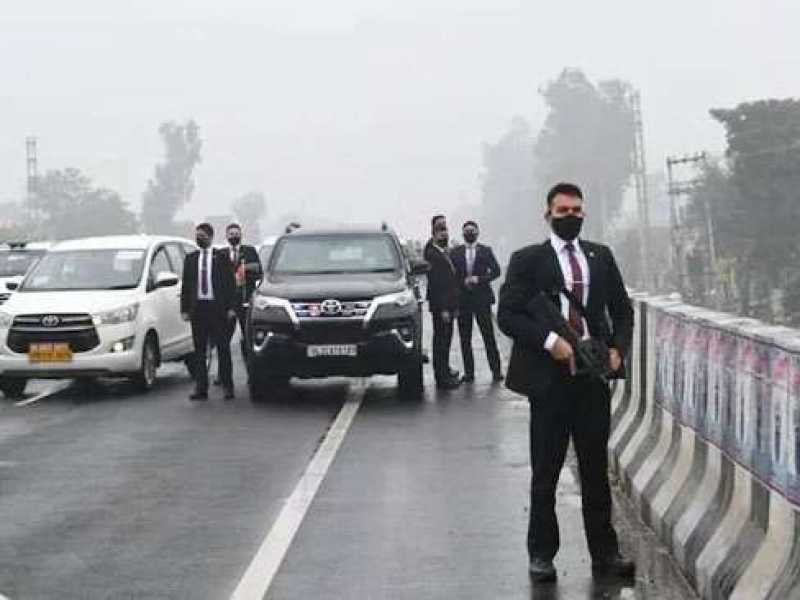 प्रधानमंत्री मोदी के काफिले को रोकने के पीछे की साजिश का खुलासा! लाउड स्पीकर से बुलाई गयी थी भीड़