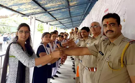 स्कुली छात्राओं ने बांधी पुलिसकर्मियों को राखी