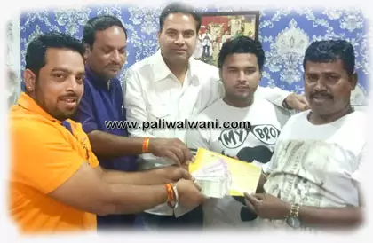 श्री सुरज जोशी ने पार्षद प्रणव मंडल को सौंपी सहयोग निधि 