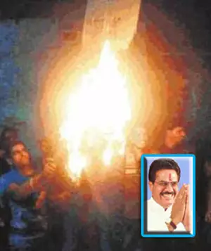 मेनारिया समाज में जमकर आक्रोश-श्री उदयलाल आंजना के खिलाफ मेनार में विरोध प्रदर्शन-पुतला फूँका
