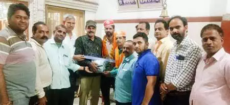 पालीवाल समाज में जन्मदिन के अवसर पर दो पंखे भेंट किए