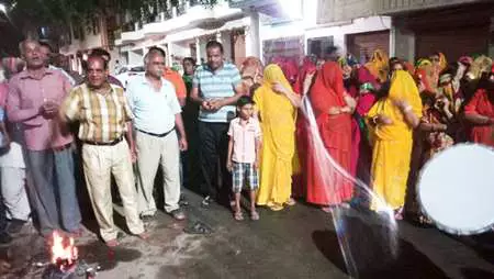 मेनारिया ब्राह्मण समाज ने श्री चारभुजा मंदिर में पहुंचकर मेवाड़ संभाग में अच्छी वर्षा के लिएं पूजा-अर्चना की